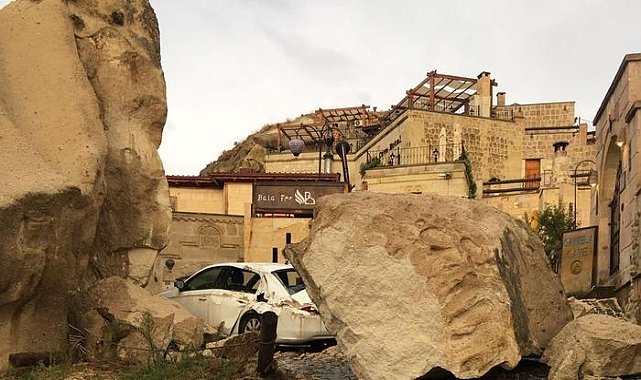 Kapadokya'yı sel vurdu! Kaya parçaları araçları ezdi