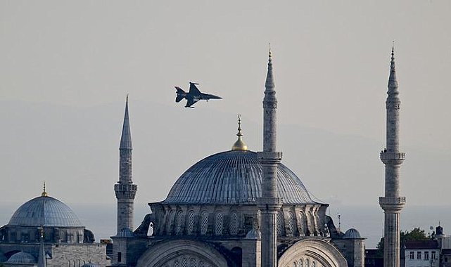 SOLOTÜRK'ten İstanbul'da nefes kesen gösteri uçuşu