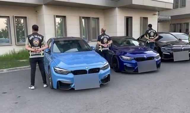 Çakarlı otomobille drift... Bakan Yerlikaya duyurdu: Gözaltına alındılar