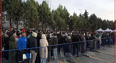 Hediye çeki haberiyle izdiham: Gece gelip çadır kurdular! 