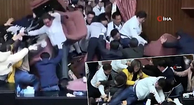 Tayvan parlamentosu fena karıştı! Salon girişinde barikatlar kuruldu, sandalye ve şişeler havada uçuştu